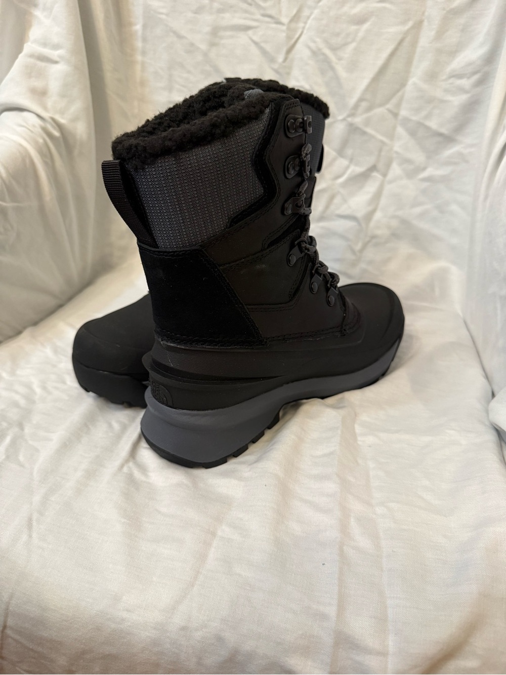 Women’s North Face Chilkat V 400 Waterproof Black/Grey Snow Boots. Size 6. NWB